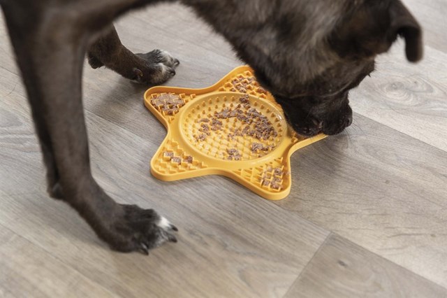 Lick'n'Snack Lick mat with suction cup - YELLOW